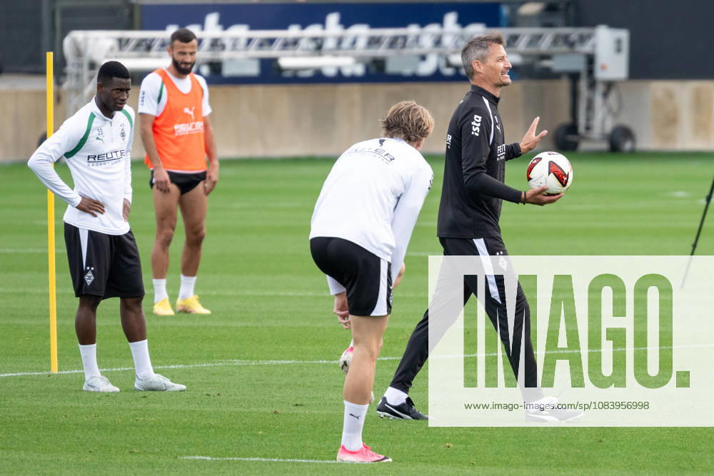 Alexander Blessin, Borussia Mönchengladbach coach, explains the drill. In front of him is David Herold, Borussia Mönchengladbach, 20; on the left is Iaia Manco Danfa, Borussia Mönchengladbach, 39; and in the back is Franck Honorat, Borussia Mönchengladbach, 09 Open practice: Borussia Mönchengladbach, soccer, Bundesliga, 2026–2027 season, September 29, 2026 Open practice: Borussia Mönchengladbach, soccer, Bundesliga, 2026–2027 season, September 29, 2026, Mönchengladbach