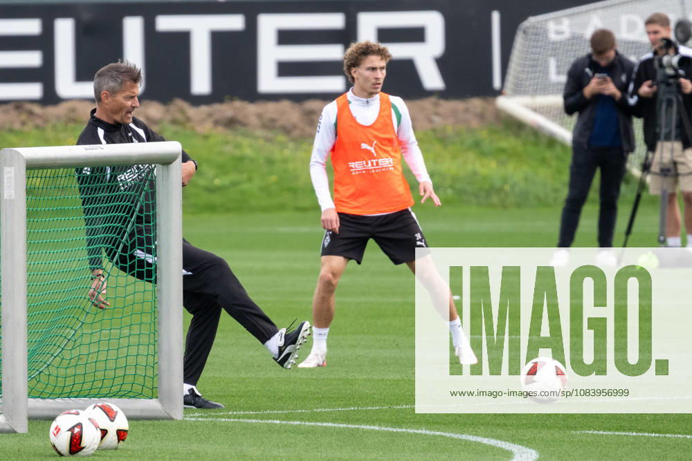 Alexander Blessin of Borussia Mönchengladbach, the coach, puts the ball into play for the drill; behind him is Hugo Bolin of Borussia Mönchengladbach, 38. Open practice for Borussia Mönchengladbach, soccer, Bundesliga, 2026–2027 season, September 29, 2026, public training session for Borussia Mönchengladbach, soccer, Bundesliga, 2026–2027 season, September 29, 2026, Mönchengladbach