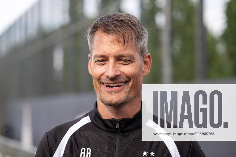 Alexander Blessin, coach of Borussia Mönchengladbach, answers questions from reporters after his first practice. Public practice: Borussia Mönchengladbach, soccer, Bundesliga, 2026–2027 season, September 29, 2026, public training session for Borussia Mönchengladbach, soccer, Bundesliga, 2026–2027 season, September 29, 2026, Mönchengladbach