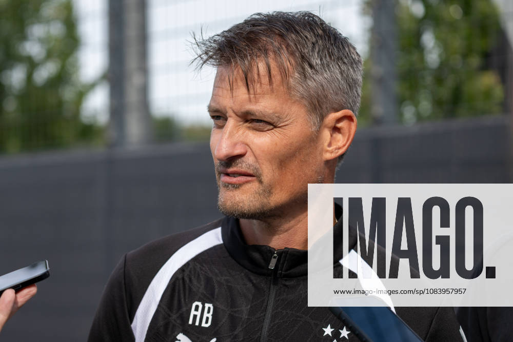 Alexander Blessin, coach of Borussia Mönchengladbach, answers questions from reporters after his first practice. Public practice: Borussia Mönchengladbach, soccer, Bundesliga, 2026–2027 season, September 29, 2026, public training session for Borussia Mönchengladbach, soccer, Bundesliga, 2026–2027 season, September 29, 2026, Mönchengladbach