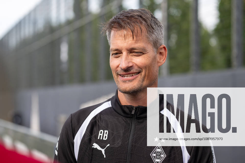 Alexander Blessin, coach of Borussia Mönchengladbach, answers questions from reporters after his first practice. Borussia Mönchengladbach public practice, soccer, Bundesliga, 2026–2027 season, September 29, 2026, public training session for Borussia Mönchengladbach, soccer, Bundesliga, 2026–2027 season, September 29, 2026, Mönchengladbach