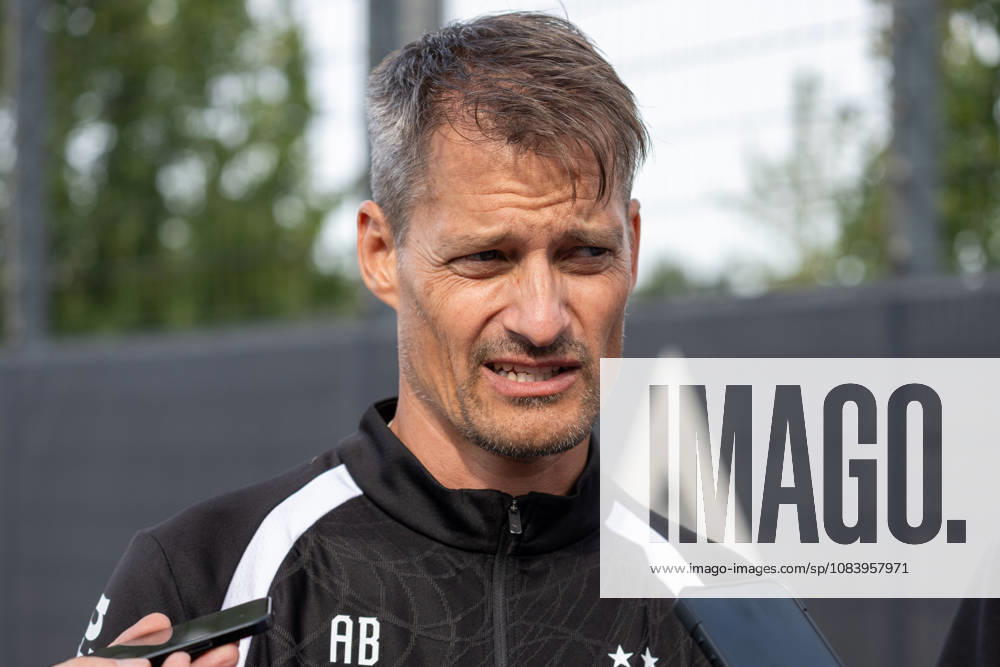 Alexander Blessin, coach of Borussia Mönchengladbach, answers questions from reporters after his first practice. Borussia Mönchengladbach public practice, soccer, Bundesliga, 2026–2027 season, September 29, 2026, public training session for Borussia Mönchengladbach, soccer, Bundesliga, 2026–2027 season, September 29, 2026, Mönchengladbach