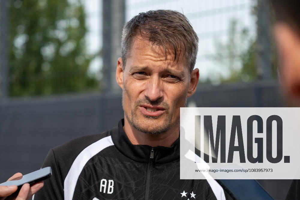 Alexander Blessin, coach of Borussia Mönchengladbach, answers questions from reporters after his first practice. Borussia Mönchengladbach public practice, soccer, Bundesliga, 2026–2027 season, September 29, 2026, public training session for Borussia Mönchengladbach, soccer, Bundesliga, 2026–2027 season, September 29, 2026, Mönchengladbach