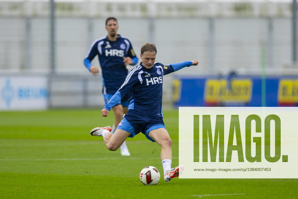 Soccer, FC Schalke 04 practice, Finn Porath, FC Schalke 04, Gelsenkirchen, FC Schalke 04 training facility, North Rhine-Westphalia, Germany, xRHR, PHOTO YYx