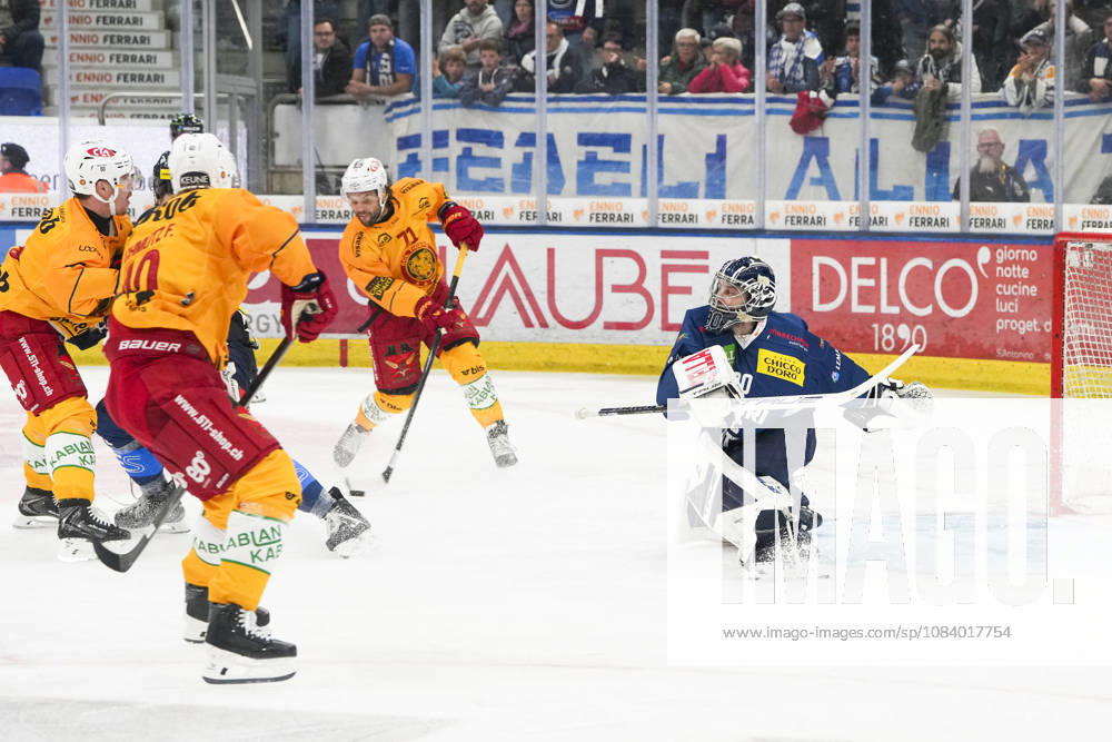 Quinto, Gottardo Arena, NL: HC Ambrì Piotta vs. SCL Tigers. Julian Schmutz of the Tigers scores against goalkeeper Philip Wuthrich (71) of Ambri Quinto at the Gottardo Arena in Ticino, Switzerland.