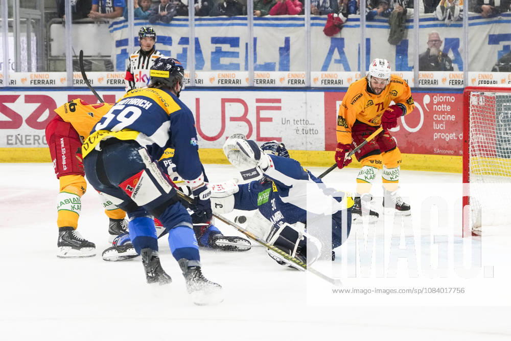 Quinto, Gottardo Arena, NL: HC Ambrì Piotta vs. SCL Tigers. Julian Schmutz of the Tigers scores against goalkeeper Philip Wuthrich (71) of Ambri Quinto at the Gottardo Arena in Ticino, Switzerland.