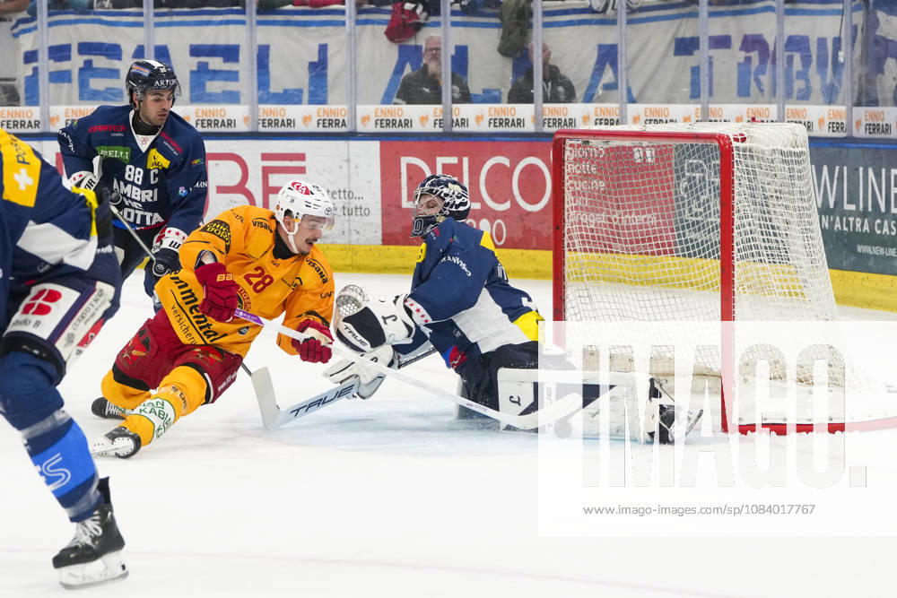 Quinto, Gottardo Arena, NL HC Ambri Piotta vs. SCL Tigers: Dario Allenspach (Tigers) vs. Philip Wuthrich (Ambri), goalkeeper, Quinto, Gottardo Arena, Ticino, Switzerland