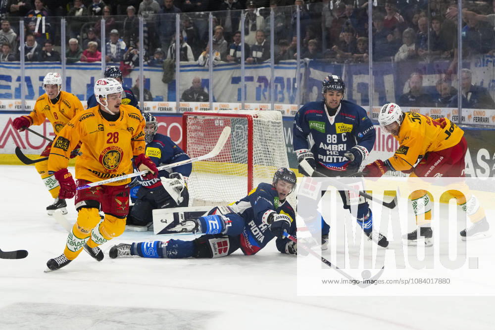 Quinto, Gottardo Arena, NL HC Ambri Piotta vs. SCL Tigers 14 William Worge (Ambri) vs. 28 Dario Allenspach (Tigers) Quinto, Gottardo Arena, Ticino, Switzerland