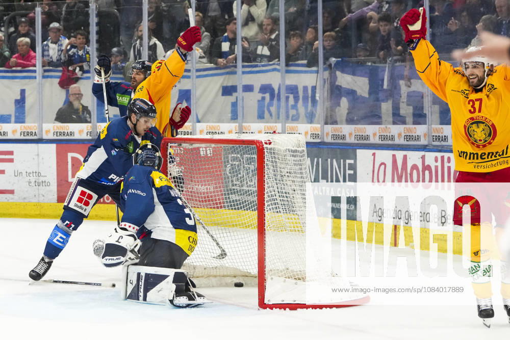 Quinto, Gottardo Arena, NL: HC Ambrì Piotta vs. SCL Tigers. Arno Nussbaumer of the Tigers and top scorer Emil Pettersson celebrate the SCL Tigers 2-0 victory at the Gottardo Arena in Quinto, Ticino, Switzerland.