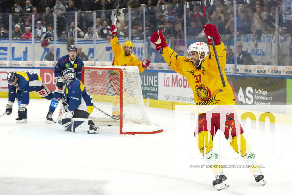 Quinto, Gottardo Arena, NL: HC Ambrì Piotta vs. SCL Tigers. Arno Nussbaumer of the Tigers and top scorer Emil Pettersson celebrate the SCL Tigers 2-0 victory at the Gottardo Arena in Quinto, Ticino, Switzerland.