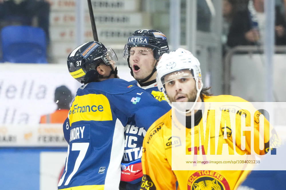 Quinto, Gottardo Arena, NL: HC Ambrì Piotta vs. SCL Tigers 43 Tim Muggli (Ambri) celebrates his first NL goal with 37 Lukas Landry (Ambri Quinto) at the Gottardo Arena in Ticino, Switzerland