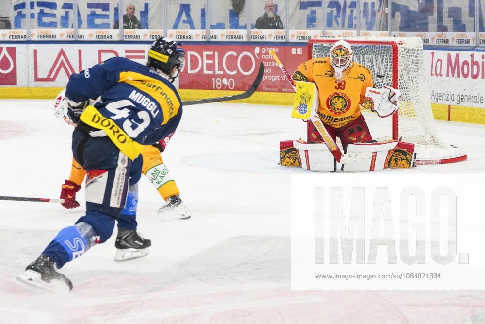 Quinto, Gottardo Arena, NL: HC Ambri Piotta vs. SCL Tigers 43 Tim Muggli (Ambri) vs. 39 goalkeeper Luca Boltshauser (Tigers), Quinto, Gottardo Arena, Ticino, Switzerland