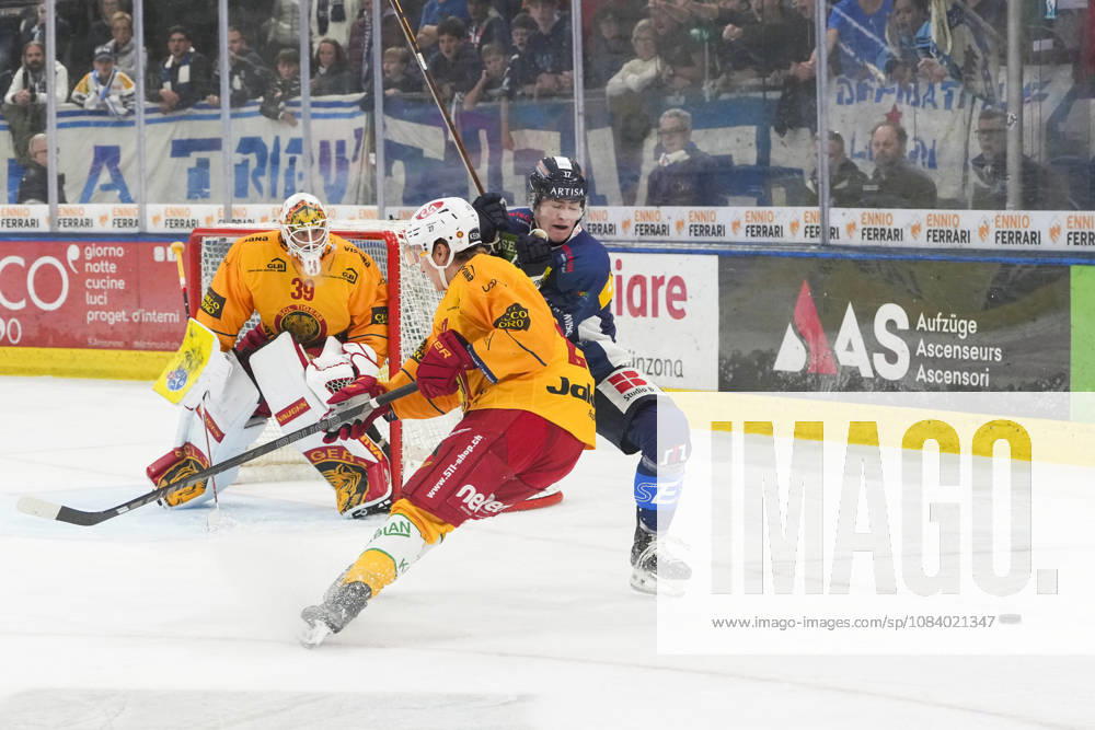 Quinto, Gottardo Arena, NL: HC Ambri Piotta vs. SCL Tigers. Miles Muller (Ambri) vs. Santtu Kinnunen (Tigers). Quinto, Gottardo Arena, Ticino, Switzerland