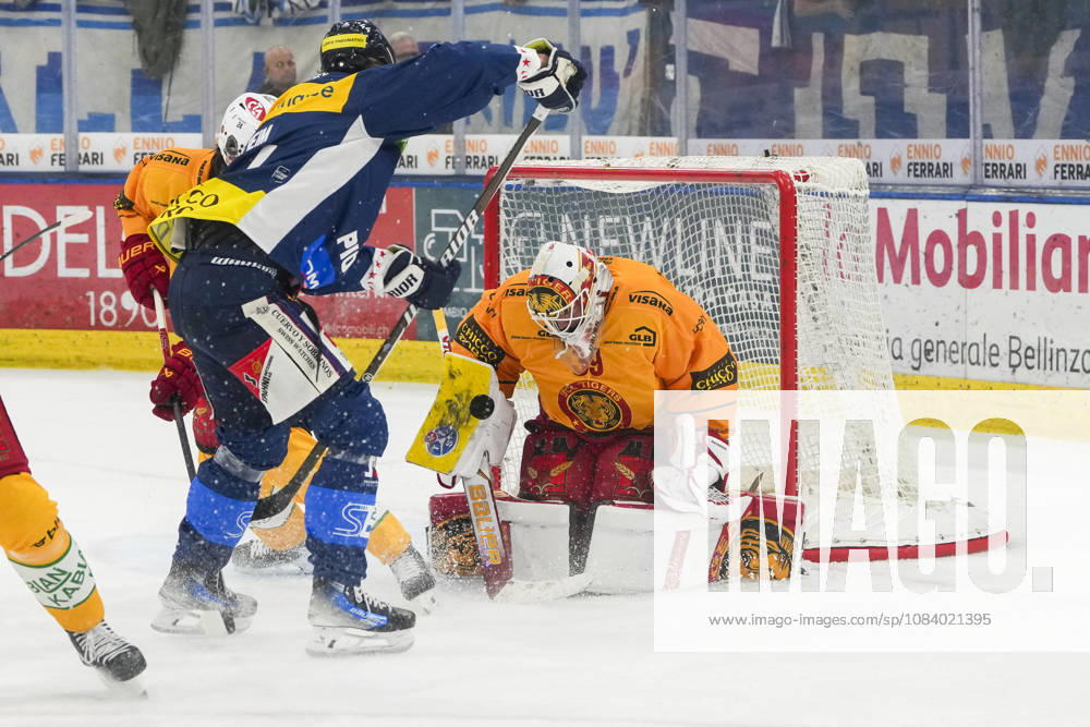 Quinto, Gottardo Arena, NL: HC Ambrì Piotta vs. SCL Tigers 39 (goaltender Luca Boltshauser, Tigers) saves against 44 (Andre Heim, Ambri Quinto) at the Gottardo Arena in Ticino, Switzerland
