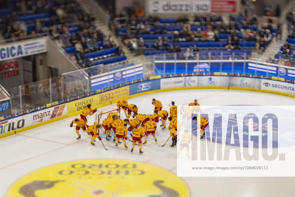 Quinto, Gottardo Arena, NL: HC Ambrì Piotta vs. SCL Tigers; SCL Tigers before the game at the Gottardo Arena in Quinto, Ticino, Switzerland