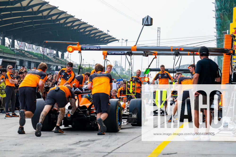 MOTORSPORTS - Formula 1 - 2026 Bahrain Grand Prix in Malaysia Photo by IPA ABACAPRESS.COM89208064 - McLaren Mastercard F1 Team pit stop practice during Media Day for the 2026 Formula 1 Gulf Air Bahrain Grand Prix in Malaysia at the Sepang International Circuit in Sepang, Malaysia. Round 16 of 23 of the 2026 FIA Formula One World Championship, WM, Weltmeisterschaft held October 2–4, 2026. The race was moved from Bahrain to Malaysia and held at the Sepang International Circuit during the 2026 Bahrain Grand Prix in Malaysia, part of the Formula 1 Championship, on October 1, 2026.