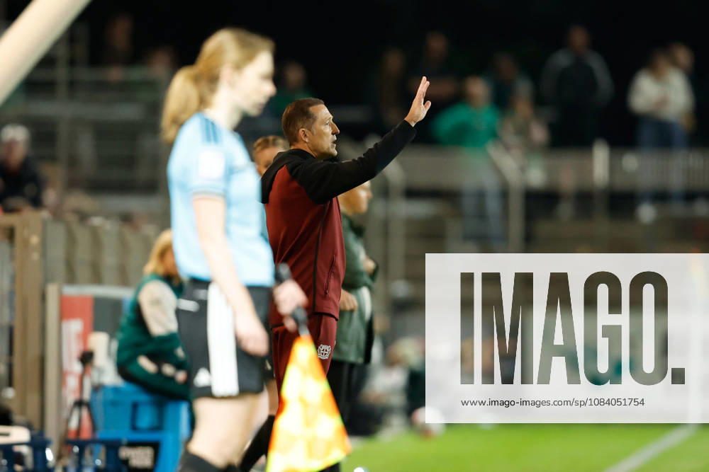 Soccer I Women s I 2026–2027 Season I Bundesliga I Bayer 04 Leverkusen vs. Werder Bremen I October 2, 2026 Roberto Pätzold, coach of Bayer 04 Leverkusen, gives instructions to his team at the Ulrich Haberland Stadium in Leverkusen, North Rhine-Westphalia, Germany