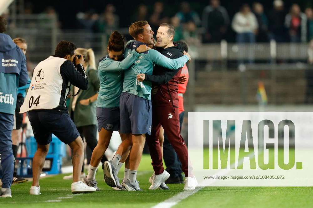 Soccer I Women s I 2026–2027 Season I Bundesliga I Bayer 04 Leverkusen vs. Werder Bremen I October 2, 2026 Roberto Pätzold, Coach, Bayer 04 Leverkusen Celebrates with the Entire Team After the Victory Emotions Leverkusen Ulrich Haberland Stadium North Rhine-Westphalia Germany