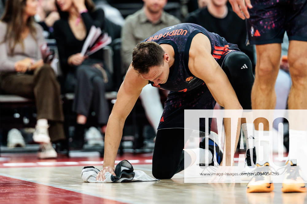 Johannes Jo Voigtmann (FC Bayern Muenchen, 7) wiping the floor after a beer was thrown from the stands during the Turkish Airlines EuroLeague match between FC Bayern Muenchen vs. Partizan Mozzart Bet Belgrade at SAP Garden on round 3 of Turkish Airlines EuroLeague on October 02, 2026 in Munich, Germany. Bavaria Germany