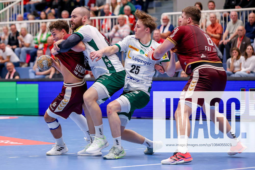 Matchday 6 of the 2nd Handball Bundesliga: TuSEM Essen vs. SC DHfK Leipzig. Nils Homscheid (TuSEM Essen 15) is marked in the circle by Moritz Preuss (SC DHfK Leipzig 67) and Caspar Gauer (SC DHfK Leipzig 25). North Rhine-Westphalia, Germany