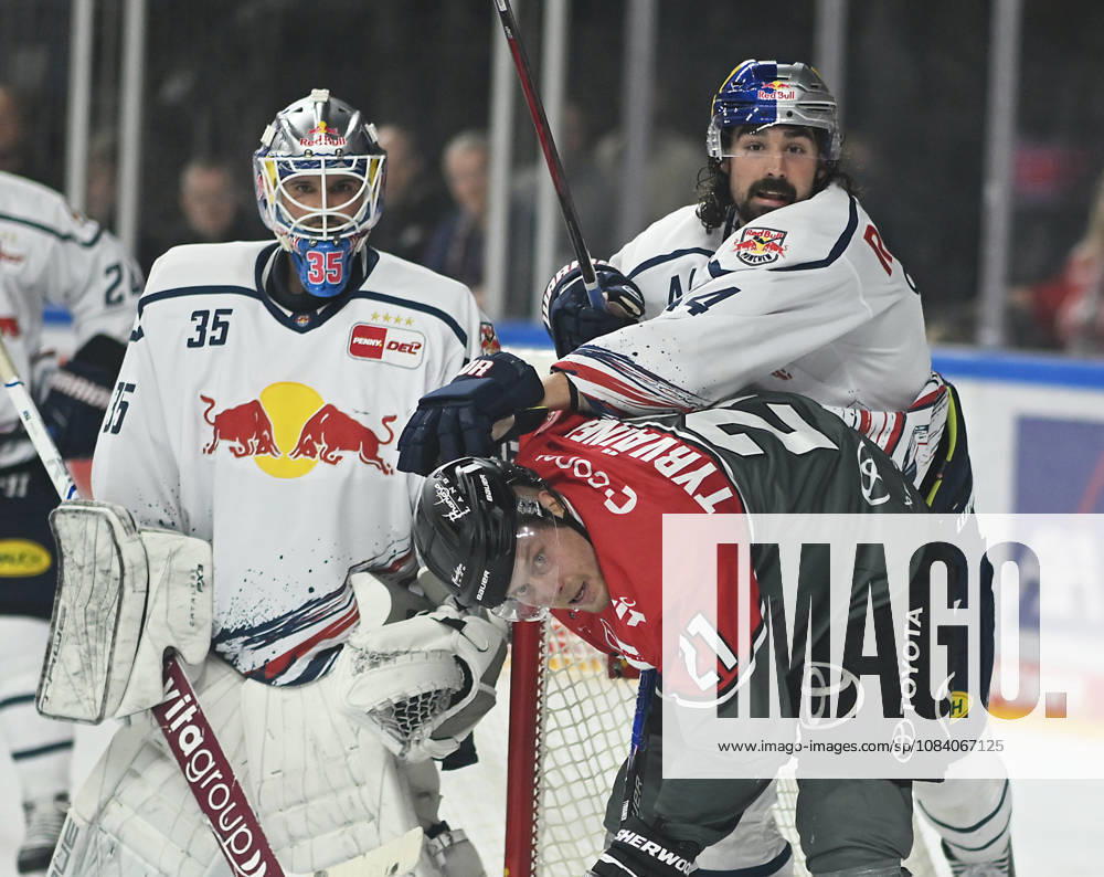 0210 2026, KEC, Ice Hockey, Haie Lanxess Arena: Kölner Haie vs. EHC Red Bull Munich. From left to right: Mathias Niederberger (Munich), Juhani Tyrväinen (Cologne)