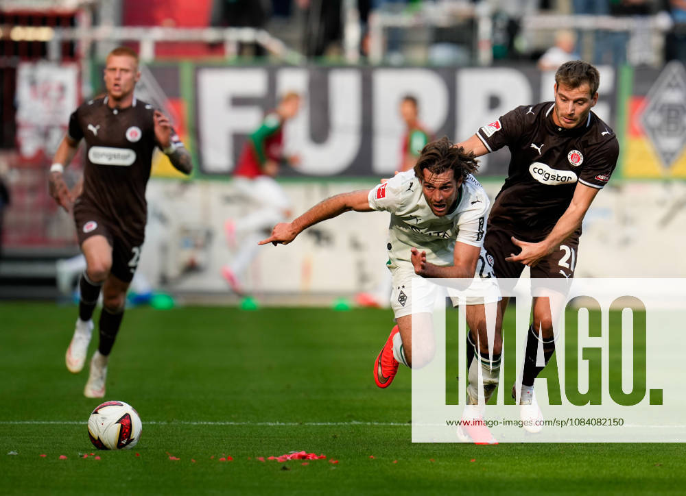 Joe Scally (Borussia Moenchengladbach, 29) im Zweikampf mit Lars Ritzka (FC St. Pauli, 21). GER, FC St. Pauli vs Borussia Mönchengladbach, Freundschaftsspiel, Saison 2026 27, Millerntor-Stadion, Hamburg, 03.10.2026 DFL REGULATIONS PROHIBIT ANY USE OF PHOTOGRAPHS AS IMAGE SEQUENCES AND OR QUASI-VIDEO Foto: HMB Media Scott W. Coleman Hamburg Millerntor-Stadion Hamburg GER