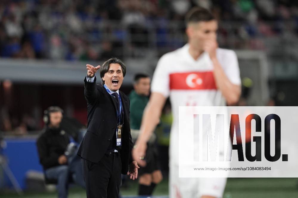 Turkiye s Headcoach Vincenzo Montella shouts instructions to his players during the Friendly Matches 2024 between Italy and Turkiye at Renato Dall& x2019;Ara Stadium - Soccer - Bologna, Italy - Tuesday June 4, 2024