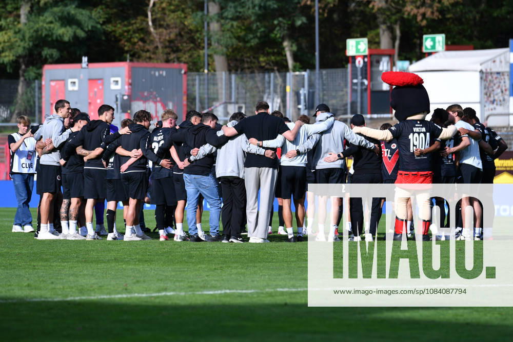 Soccer Friendly Match: FC Viktoria Köln vs. 1. FC Köln on October 3, 2026, at Sportpark Höhenberg in Cologne. The FC Viktoria Köln players gather for a post-game huddle. xRx