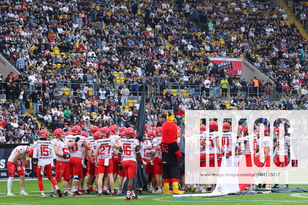 Team Huddle of the Potsdam Royals, Dresden Monarchs vs Potsdam Royals, American Football, GFL, German Football League, Season 2026, GFL-Bowl, 03.10.2026, GFLBowl2026 Photo: PFA Klaus Sack Dresden Rudolf-Harbig-Stadion Deutschland