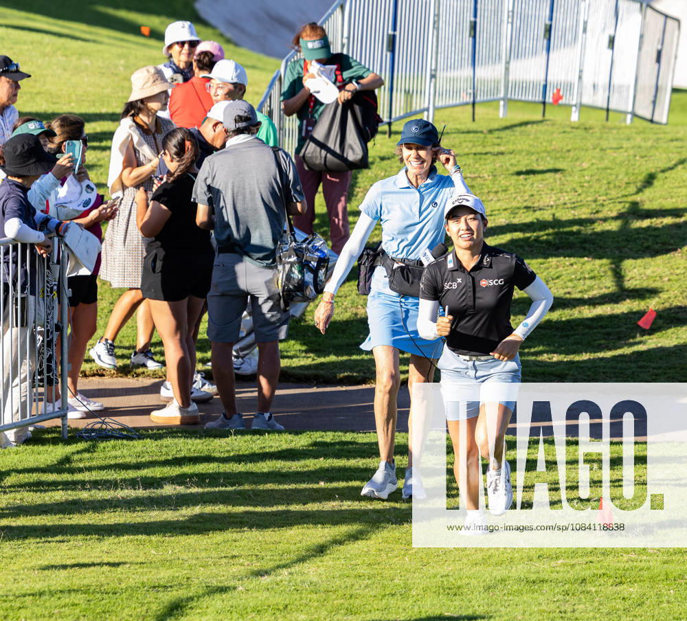 JEENO THITIKUL runs into the clubhouse after finishing the 3rd round at the 2026 Lotte Championship at Hoakalei Country Club, Ewa Beach, Hawaii, USA. She finishes the day as the sole leader at -17 and with 3-fewer strokes than the next player 2026 Lotte Championship Presented By Hoakalei - ZUMAm310 20261003_zsp_m310_076