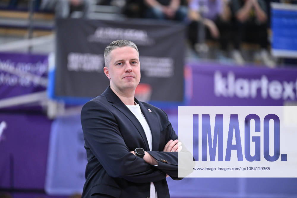 BG Göttingen vs. SBB Börde Baskets Wolmirstedt, October 4, 2026, Göttingen Basketball 2nd Bundesliga, ProA, BG Göttingen vs. SBB Börde Baskets Wolmirstedt, Matchday 3, Sparkassen Arena Head Coach Martins Gulbis of BG Göttingen stands on the sidelines before the game in Göttingen, Lower Saxony, Germany