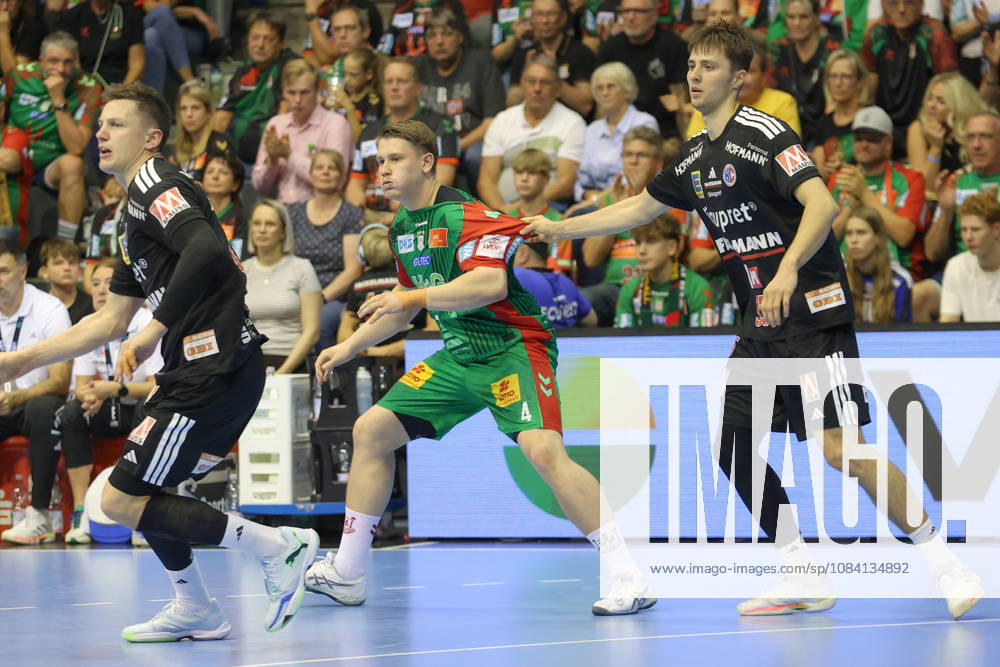 Opel HBL Handball, SC Magdeburg vs. HC Erlangen, from left: Malte Elze (Magdeburg), 4, Tim Gömmel (Erlangen), 95, one-on-one, duel, battle, tackle, Magdeburg