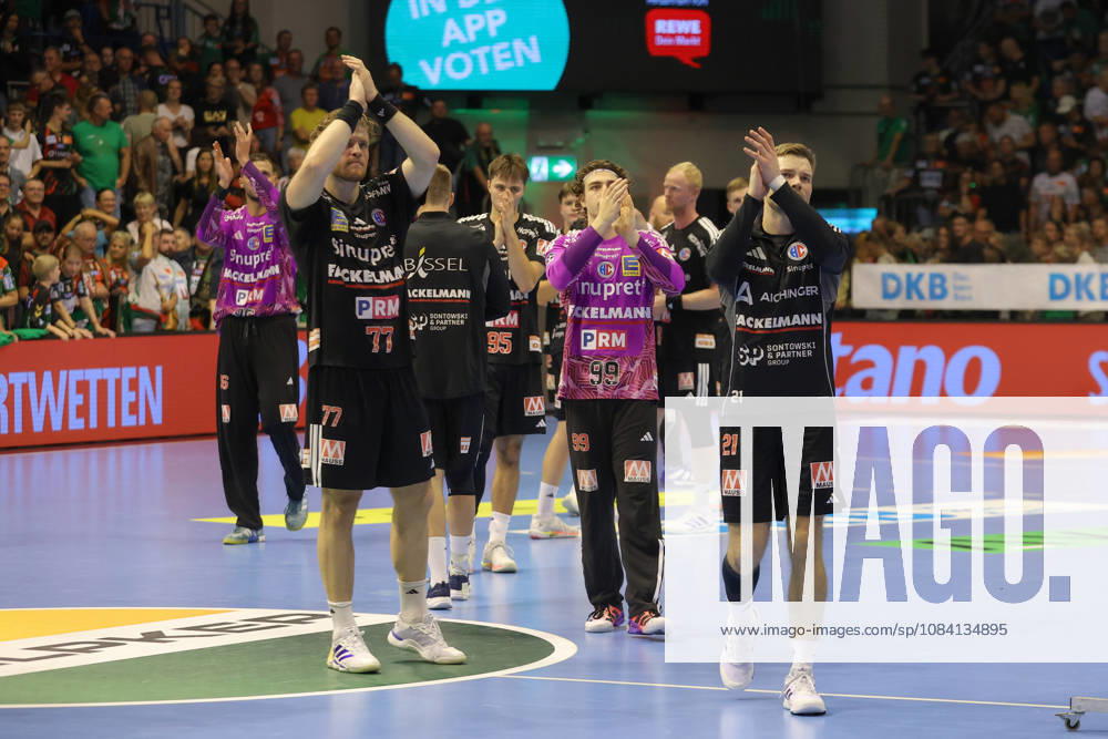 Opel HBL Handball, SC Magdeburg vs. HC Erlangen, from left: Erlangen looks disappointed, looks dejected, looks downcast; Magdeburg looks disappointed