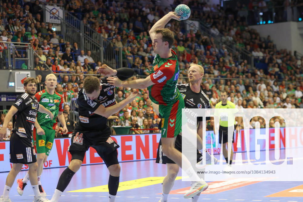 Opel HBL handball, SC Magdeburg vs. HC Erlangen, from left: Christopher Steinert (Erlangen), 44, Felix Claar (Magdeburg), 7, duel, battle, tackle, scores a goal, goal scorer, scores the goal, Magdeburg