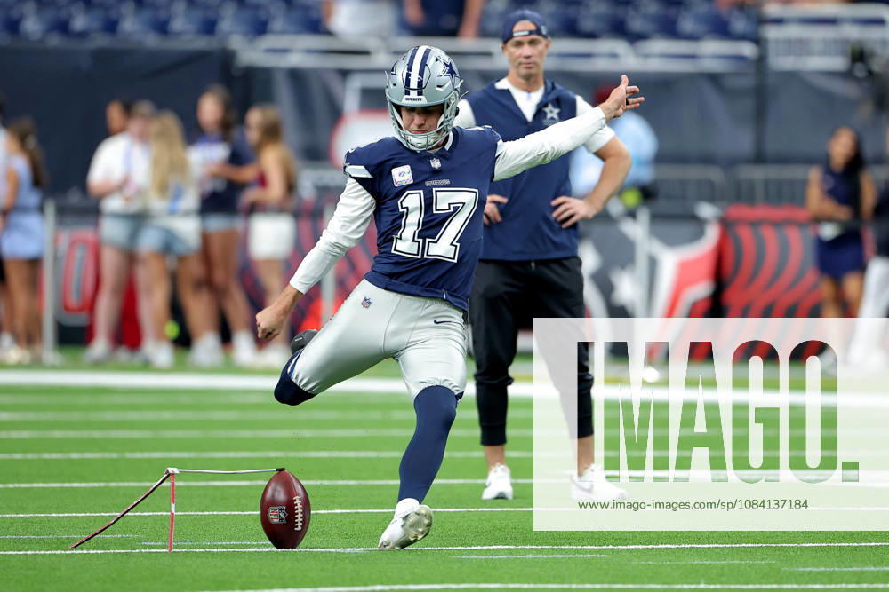 Houston, Texas, U.S: Dallas Cowboys place kicker Brandon Aubrey (17) warms up prior to the NFL, American Football Herren, USA regular season game between the Houston Texans and the Dallas Cowboys at Reliant Stadium in Houston, TX on October 4, 2026. NFL 2026 - Dallas Cowboys Vs Houston Texans - ZUMAw137 20261004_aap_w137_008