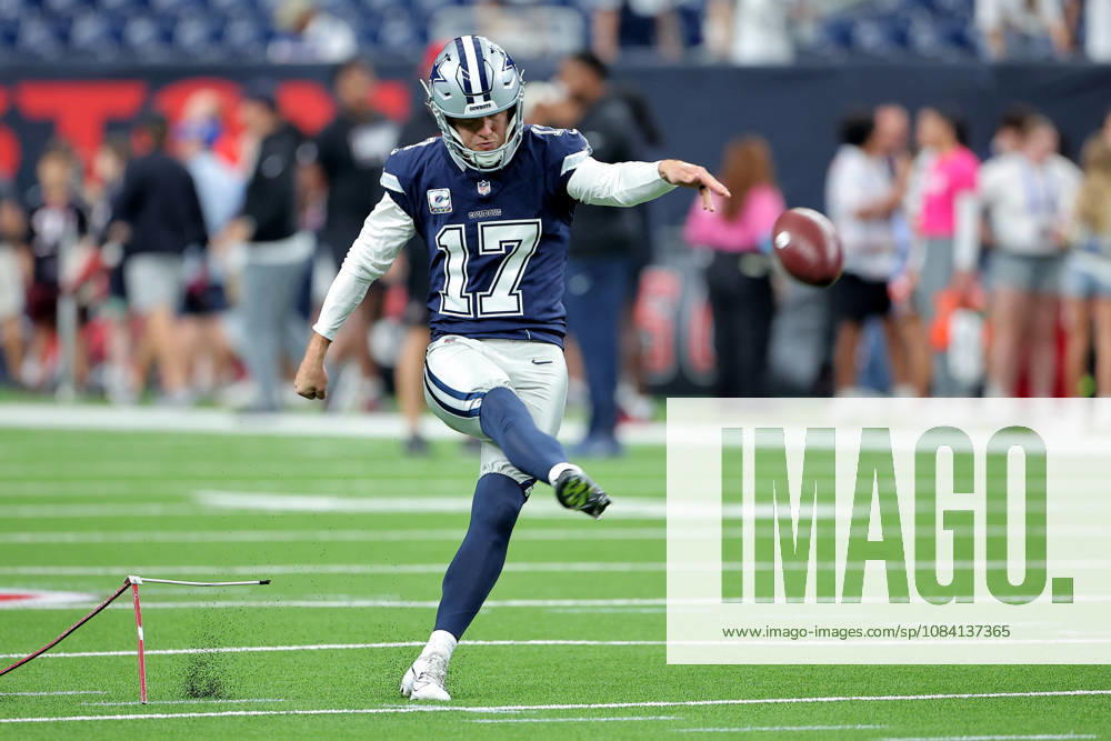 Houston, Texas, U.S: Dallas Cowboys place kicker Brandon Aubrey (17) warms up prior to the NFL, American Football Herren, USA regular season game between the Houston Texans and the Dallas Cowboys at Reliant Stadium in Houston, TX on October 4, 2026. Houston U.S - ZUMAw137 20261004_aap_w137_010