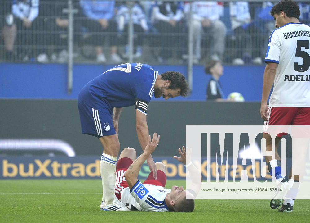 Photo: A smiling Thomas DELANEY helps the exhausted Miro MUHEIM. HSV Soccer Bundesliga, friendly match on Sun, Oct. 4, 2026. Hamburger SV vs. FC Copenhagen