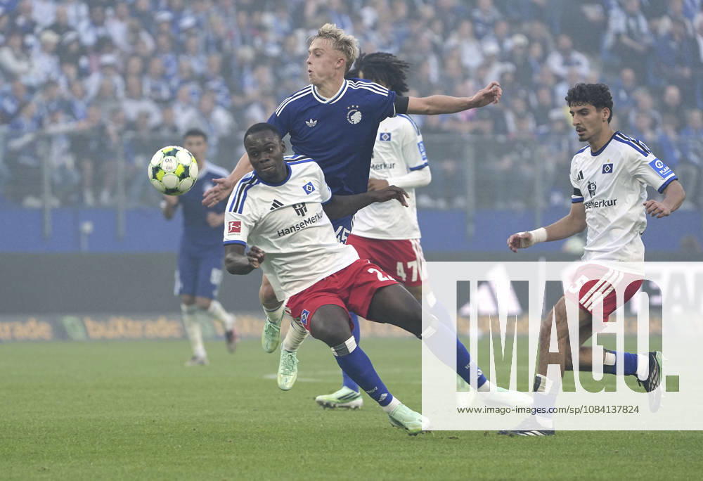 Photo: Gunnar OLSEN 45 vs. Kofi AMOAKO (HSV) and, on the right, Martin ADELINE (HSV). Bundesliga soccer, friendly match on Sunday, October 4, 2026: Hamburger SV vs. FC Copenhagen