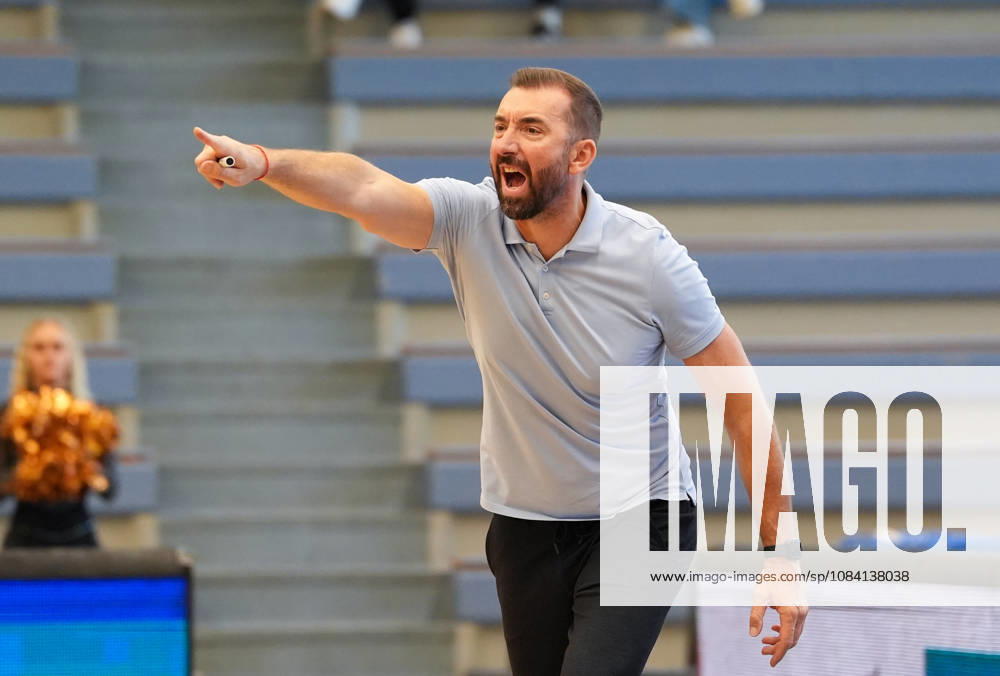 Lars Wendt, head coach of the ETB Miners Essen, gestures during the game between the ETB Miners Essen and the RheinStars Cologne, Barmer 2 Basketball Bundesliga, ProA, Matchday 3, 2026–27 season, at the Sporthalle am Hallo, Essen, October 4, 2026 ETB Miners Essen vs. RheinStars Cologne, ProA, Matchday 3, 2026–27 season, October 4, 2026 Essen