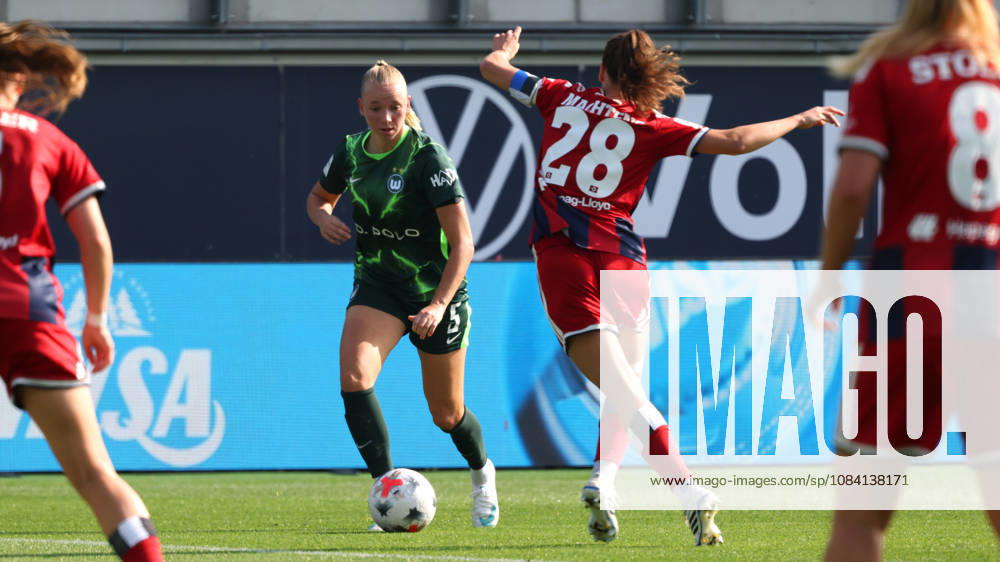 VfL vs. HSV, Women s Bundesliga, Wolfsburg, October 4, 2026, Soccer, Women, Google Pixel Bundesliga, 2026–2027 Season, VfL Wolfsburg vs. Hamburger SV, Ella Paddemor (VfL Wolfsburg), Pauline Machtens (HSV), AOK Stadium, Lower Saxony, Germany