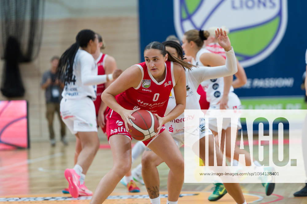 Alexia Allesch (Lions), 0; Alyssa Brown (Luchse), 44; halfit Lions vs. TK Hannover Luchse, Women s Basketball, 1st Bundesliga, DBBL, Matchday 1 of the 2026–27 season, April 10, 2026, SWH Arena, Saxony-Anhalt, Germany
