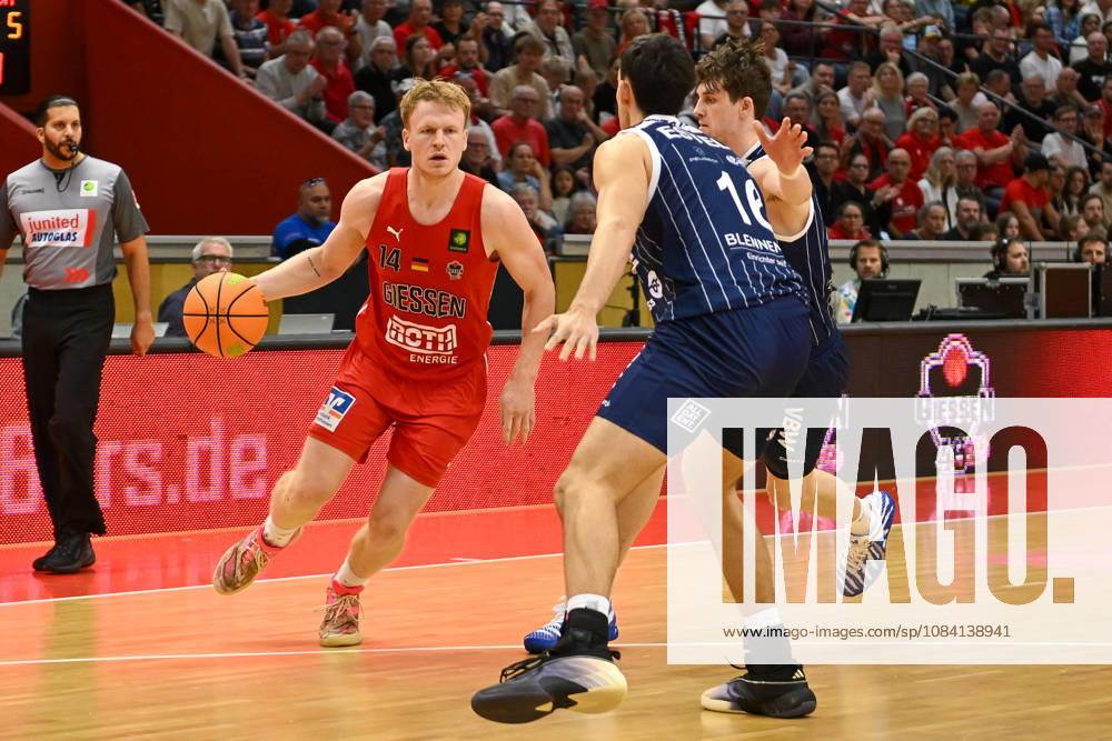 Luis König Figge Barmer 2 Basketball Bundesliga, Pro A, Matchday 3, 46ers, 2026–2027 Basketball Season, BBL, Germany, Giessen 46ers vs. VfL SparkassenStars Bochum, Giessen in red, Men s, Bochum in black