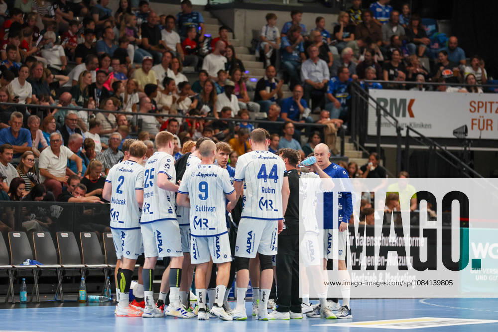 The TBV Lemgo Lippe team during a timeout: GER, TVB Stuttgart vs. TBV Lemgo Lippe, Handball, Opel Handball Bundesliga, Matchday 6, 2026–2027 season, October 4, 2026, GER, TVB Stuttgart vs. TBV Lemgo Lippe, Handball, Opel Handball Bundesliga, Matchday 6, 2026–2027 season, October 4, 2026, Stuttgart