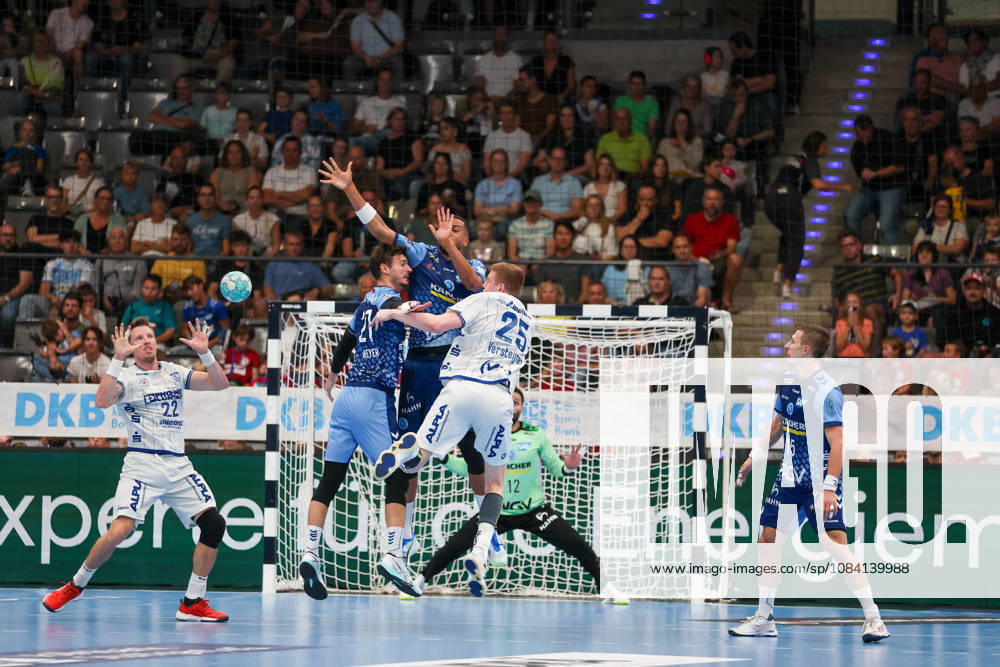 Niels Versteijnen (TBV Lemgo Lippe), 25, passing to Adam Nyfjaell (TBV Lemgo Lippe), 22 (GER), TVB Stuttgart vs. TBV Lemgo Lippe, Handball, Opel Handball Bundesliga, Matchday 6, 2026–2027 season, October 4, 2026 GER, TVB Stuttgart vs. TBV Lemgo Lippe, Handball, Opel Handball Bundesliga, Matchday 6, 2026–2027 season, October 4, 2026 Stuttgart