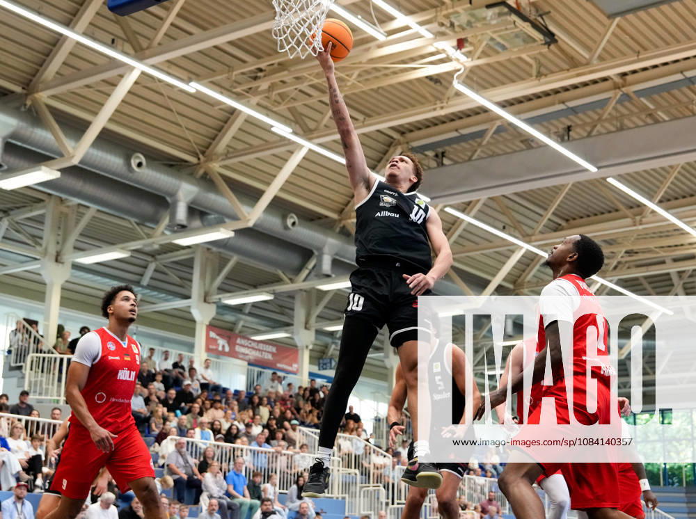 Isaiah Sanders of the ETB Miners Essen, No. 10, drives to the basket and shoots. GER, ETB Miners Essen vs. RheinStars Cologne, Barmer 2 Basketball Bundesliga, ProA, Matchday 3, 2026–27 Season, Sporthalle am Hallo, Essen, October 4, 2026 ETB Miners Essen vs. RheinStars Cologne, ProA, Matchday 3, 2026–27 season, October 4, 2026 Essen