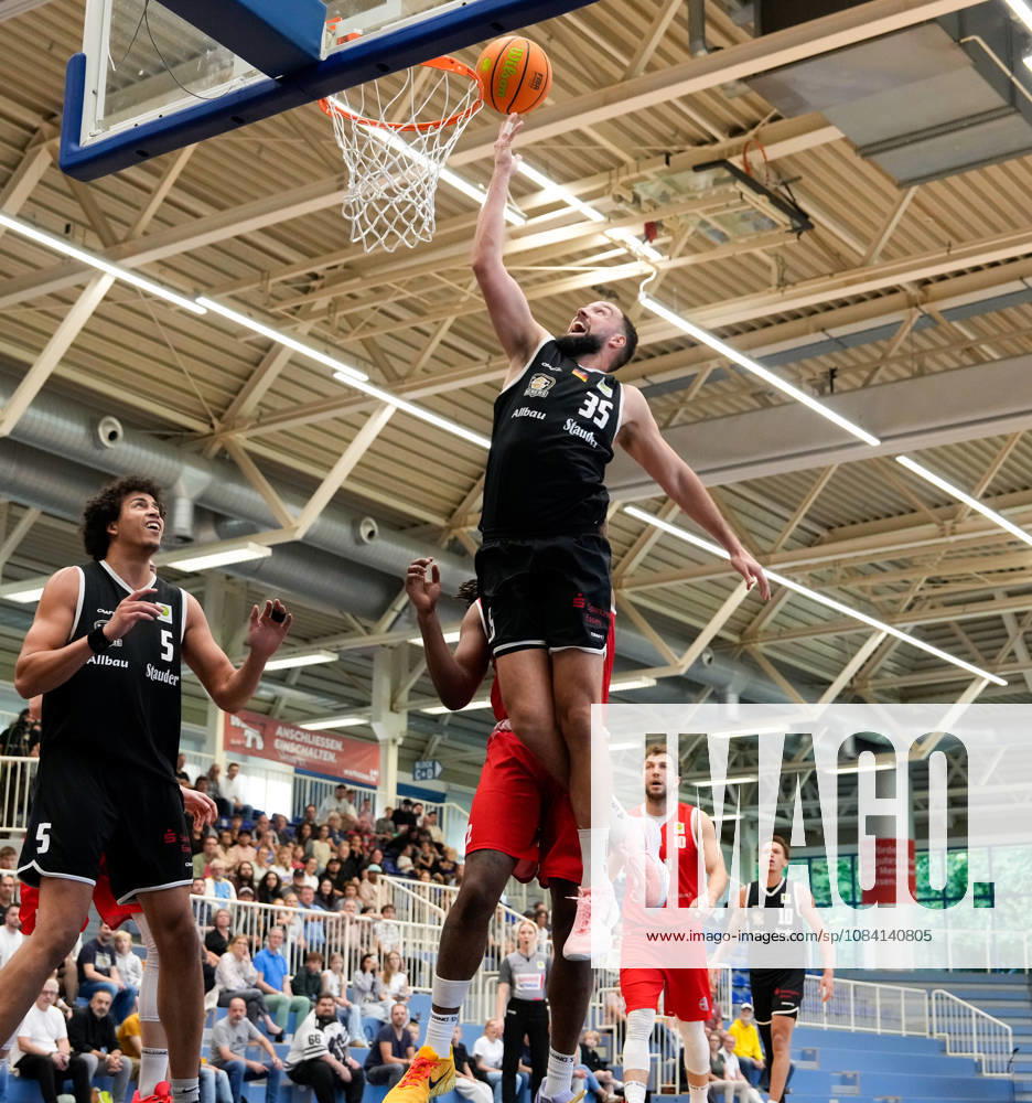 JJ Mann of ETB Miners Essen, 35, drives to the basket and shoots. GER, ETB Miners Essen vs. RheinStars Cologne, Barmer 2 Basketball Bundesliga, ProA, Matchday 3, 2026–27 Season, Sporthalle am Hallo, Essen, October 4, 2026 ETB Miners Essen vs. RheinStars Cologne, ProA, Matchday 3, 2026–27 season, October 4, 2026 Essen