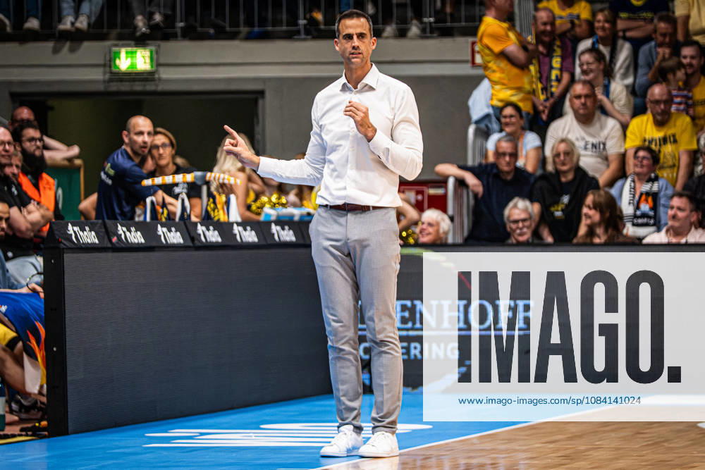 EasyCredit BBL Phoenix Hagen vs. SKYLINERS Frankfurt, Hagen, October 4, 2026, Ischelandhalle Hagen Chris Harris, Phoenix Hagen Coach, easyCredit BBL Phoenix Hagen vs. SKYLINERS Frankfurt, Hagen, October 4, 2026, Ischelandhalle Hagen