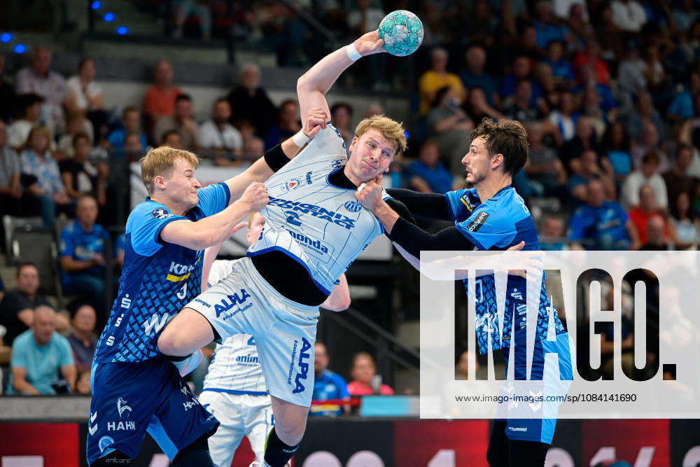 Stuttgart HBL 26 27 TVB Stuttgart TBV Lemgo (from left) in a one-on-one battle: Linus Schmid (Stuttgart), Lukas Hutecek (TBV Lemgo), Philipp Meyer (Stuttgart Bittenfeld) Porsche Arena, Baden-Württemberg, Germany