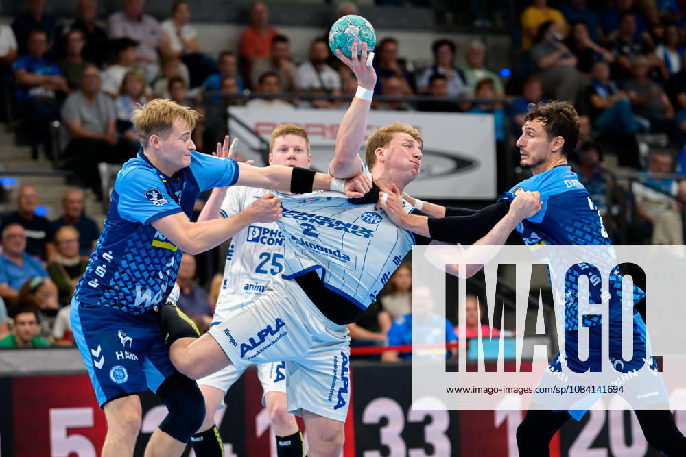 Stuttgart HBL 26 27 TVB Stuttgart TBV Lemgo (from left) in a one-on-one battle: Linus Schmid (Stuttgart), Lukas Hutecek (TBV Lemgo), Philipp Meyer (Stuttgart Bittenfeld) Porsche Arena, Baden-Württemberg, Germany