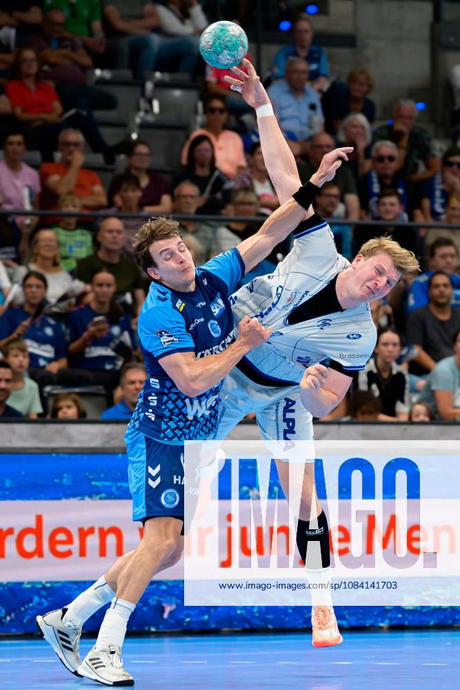 Stuttgart HBL 26 27 TVB Stuttgart TBV Lemgo (from left) in a one-on-one matchup: Max Häfner (Haefner) of Stuttgart and Lukas Hutecek of TBV Lemgo Bittenfeld, Porsche Arena, Baden-Württemberg, Germany